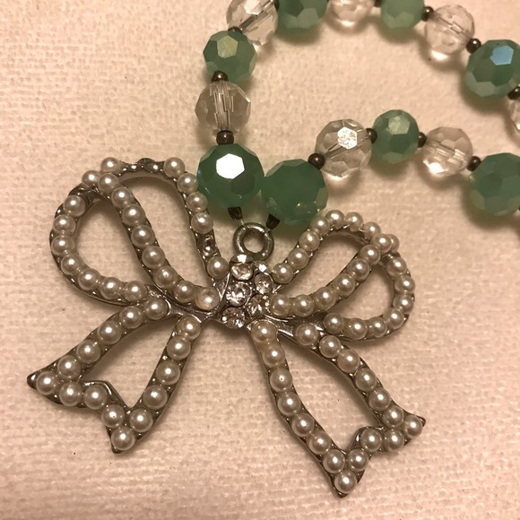 Vintage Style Bow Necklace - Picture 2 of 3